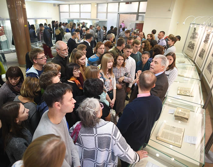 Croud at INSPIRED exhibit