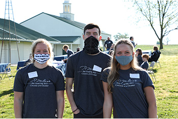 Alumni office student workers greet guests as they arrive.