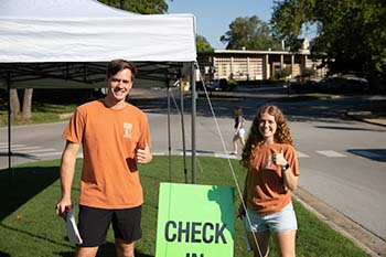Seniors Landen Hildebrand and Alexa Begemann welcome new freshmen to campus on August 12. 