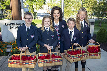 School of the Ozarks participates in the ceremony by placing rose petals at the base of the memorial. Holly Duncan, School of the Ozarks fifth grade instructor, accompanies her students – Brock Fleming, Ansley Hampsch, Isaiah Snyder, Hattie Youngblood.